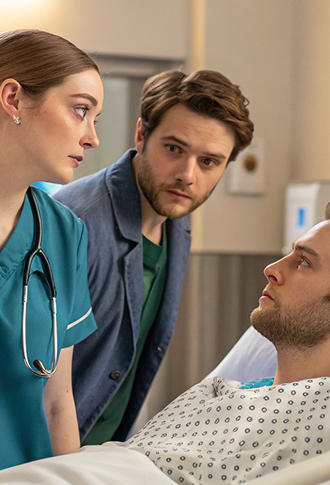 врачи смотрят на пациента